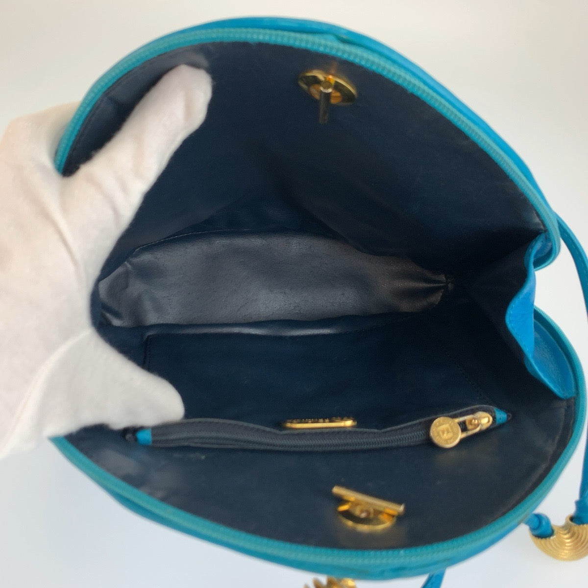 26266
FENDI フェンディ ヴィンテージ パスタ マカロニ ブルー ゴールド金具 レザー C-13404 ショルダーバッグ ポシェット レディース AB56