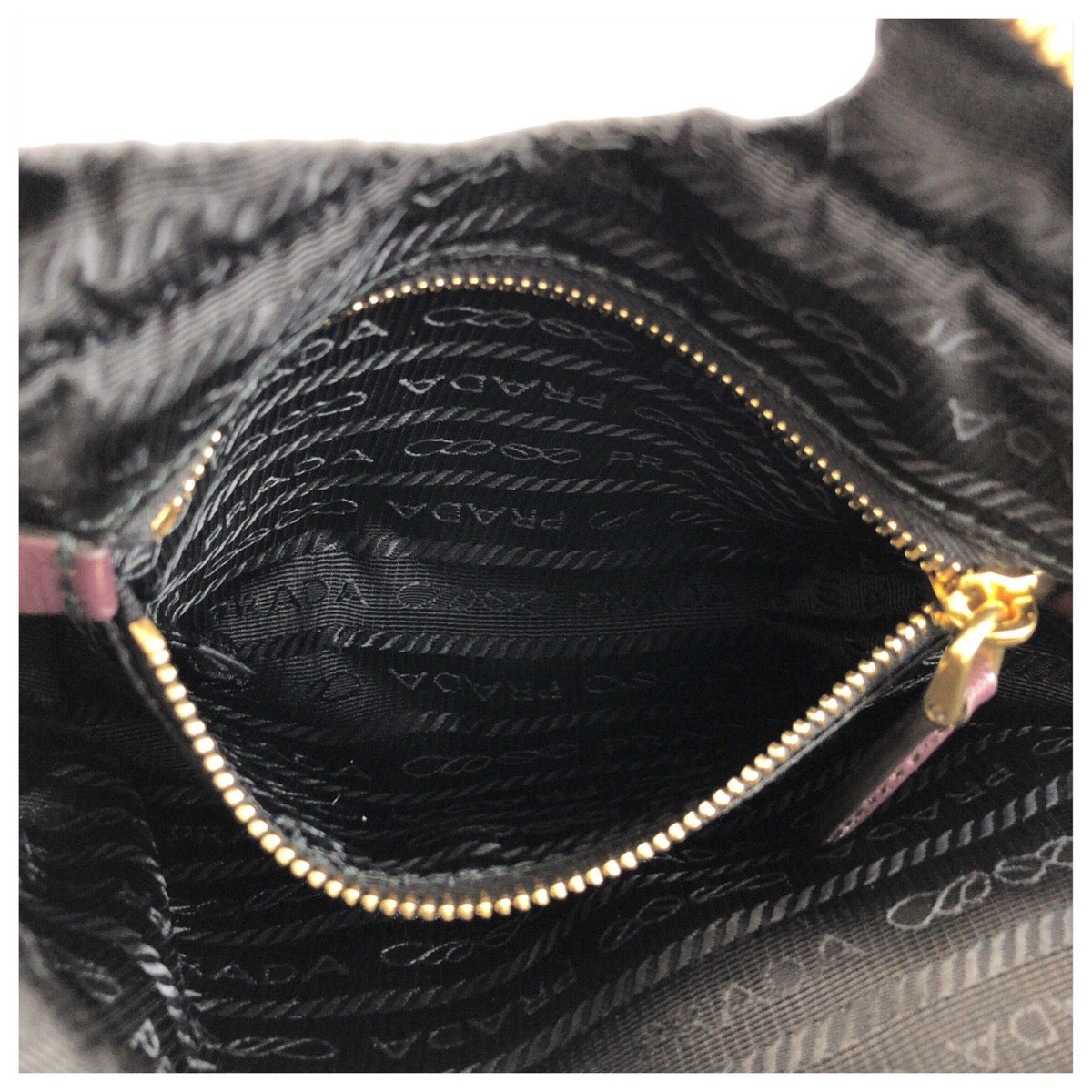 26292
PRADA プラダ 三角ロゴプレート テスート ワインレッド ボルドー ゴールド金具 ナイロン / レザー ポーチ 化粧ポーチ リストレット アクセサリーポーチ レディース A23