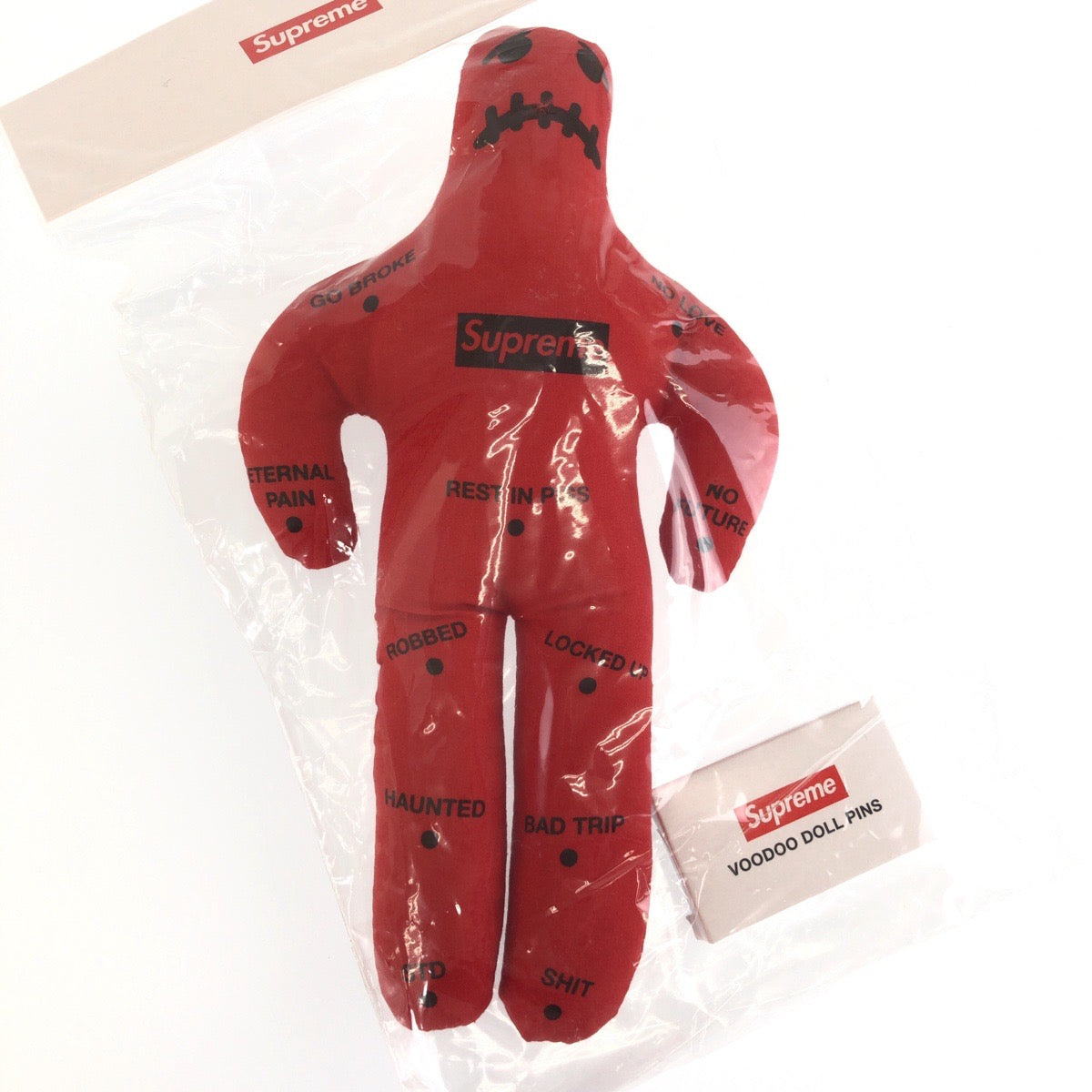 26382
Supreme シュプリーム Voodoo Doll 針付き レッド 布 ブードゥードール 人形 メンズ S