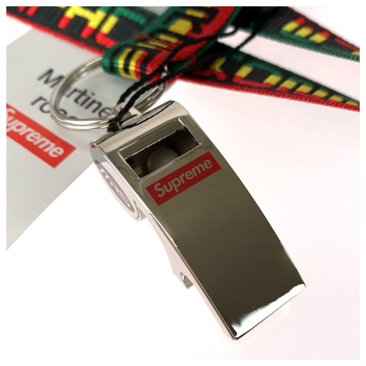 26428
Supreme シュプリーム Supreme×Martine Rose ランヤード ウィズ ホイッスル レッド イエロー グリーン メタル / ポリエステル スポーツ用品 レディース S