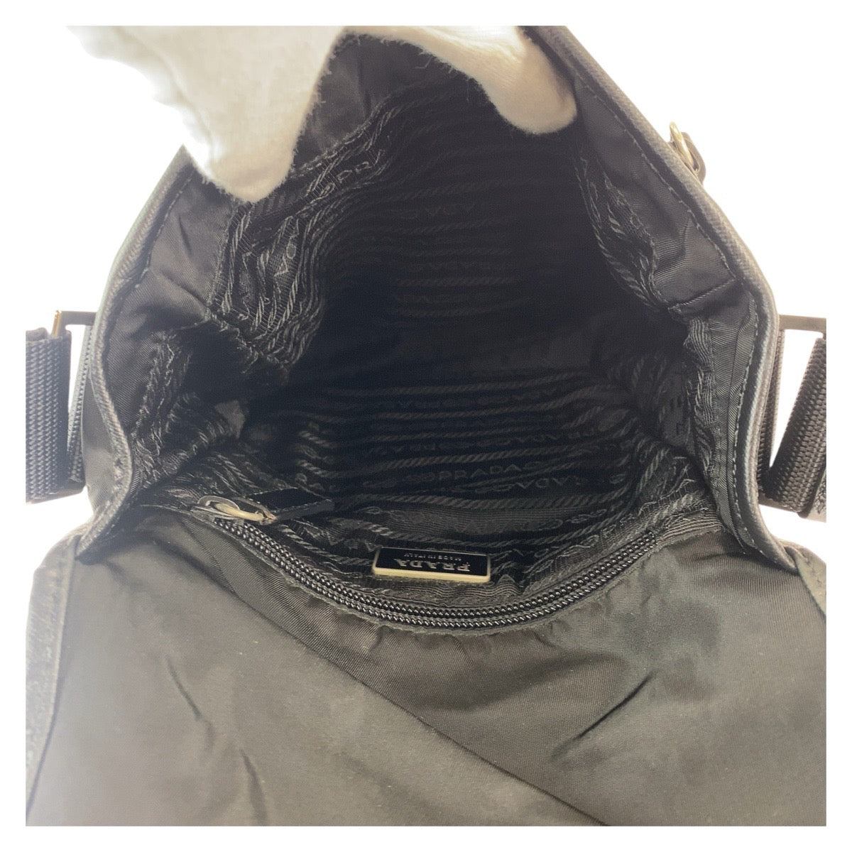 26451
PRADA プラダ テスート 三角ロゴプレート ブラック 黒 シルバー金具 ナイロン ショルダーバッグ メッセンジャーバッグ メンズ AB