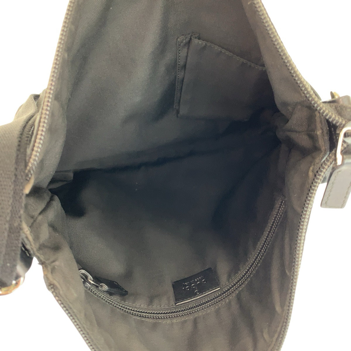 26462
GUCCI グッチ ブラック 黒 シルバー金具 GGキャンバス / レザー 145857 ショルダーバッグ メッセンジャーバッグ メンズ ABP32