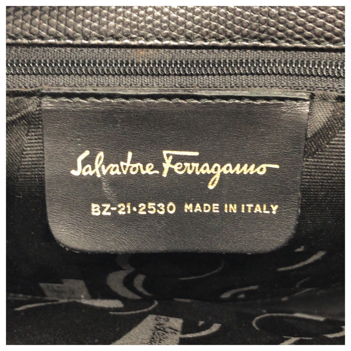 26548
Salvatore Ferragamo サルヴァトーレフェラガモ ヴァラ・リボン 型押し ブラック 黒 ゴールド金具 レザー BZ-21.2530 ショルダーバッグ トートバッグ レディース ABP21