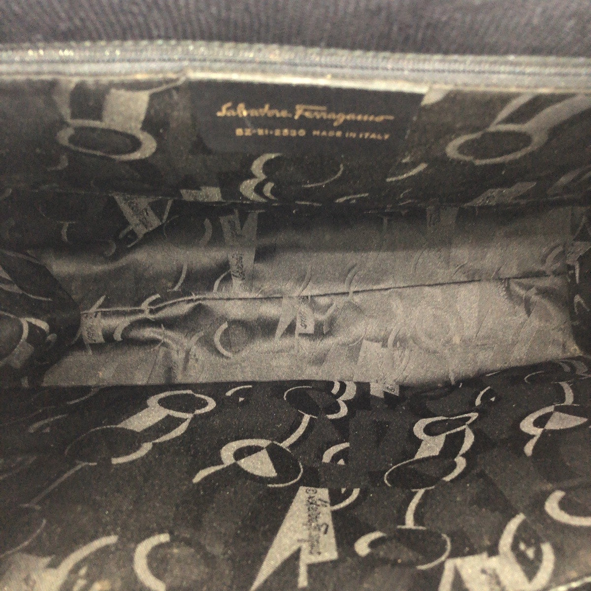26548
Salvatore Ferragamo サルヴァトーレフェラガモ ヴァラ・リボン 型押し ブラック 黒 ゴールド金具 レザー BZ-21.2530 ショルダーバッグ トートバッグ レディース ABP21