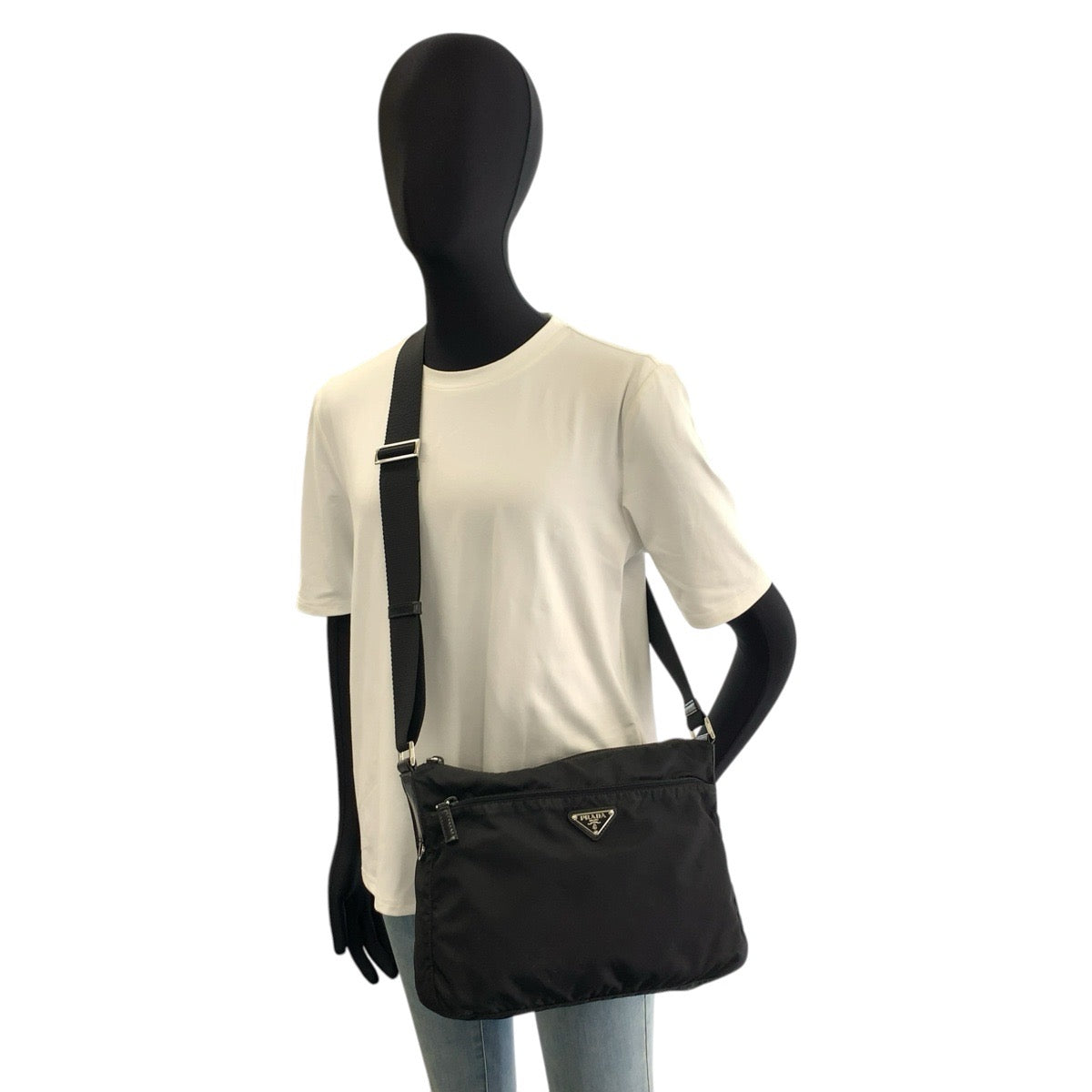 26549
PRADA プラダ テスート 三角ロゴプレート ブラック 黒 シルバー金具 ナイロン ショルダーバッグ ポシェット レディース AB32