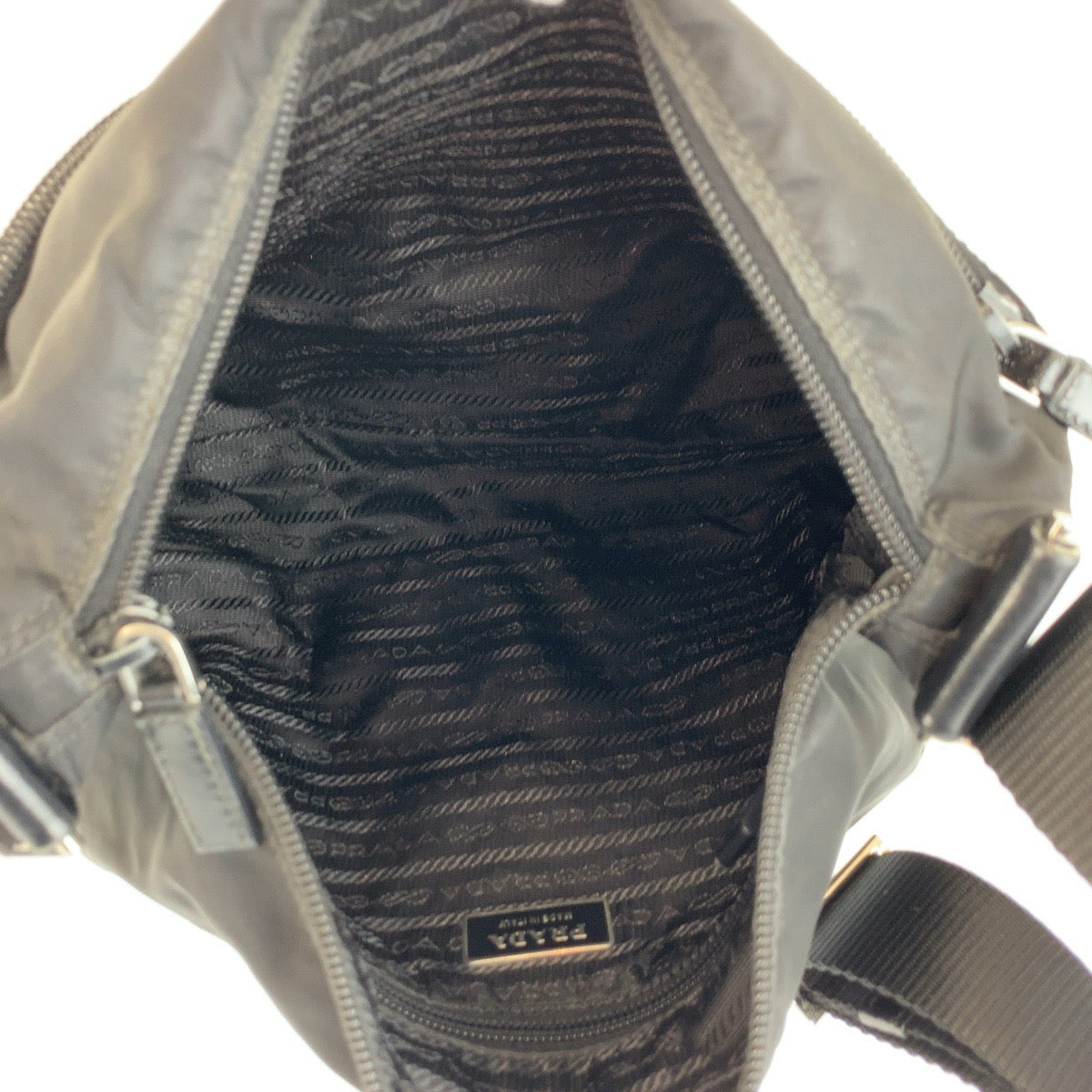 26549
PRADA プラダ テスート 三角ロゴプレート ブラック 黒 シルバー金具 ナイロン ショルダーバッグ ポシェット レディース AB32