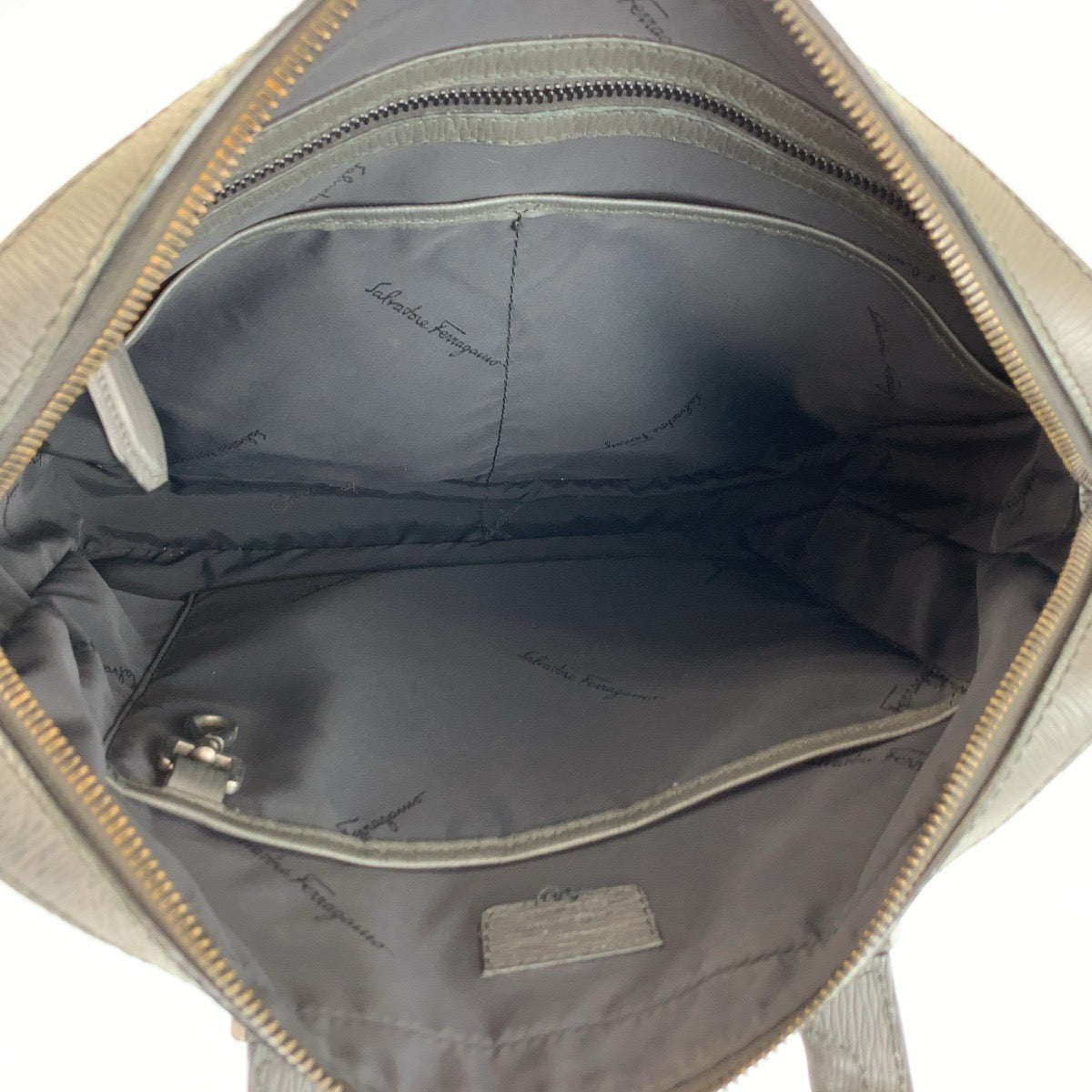 26550
Salvatore Ferragamo サルヴァトーレフェラガモ グレー レザー FZ-24 A107 ビジネスバッグ ブリーフケース メンズ ABP33