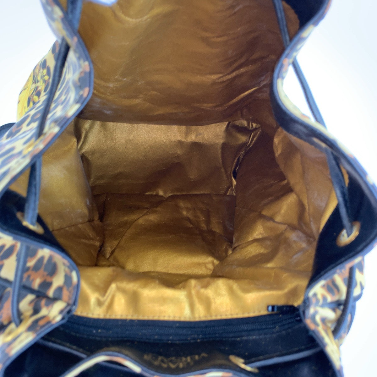 26587
VERSACE ヴェルサーチ レオパード柄 イエロー ブラック ゴールド金具 PVC / レザー リュックサック バックパック レディース AB29