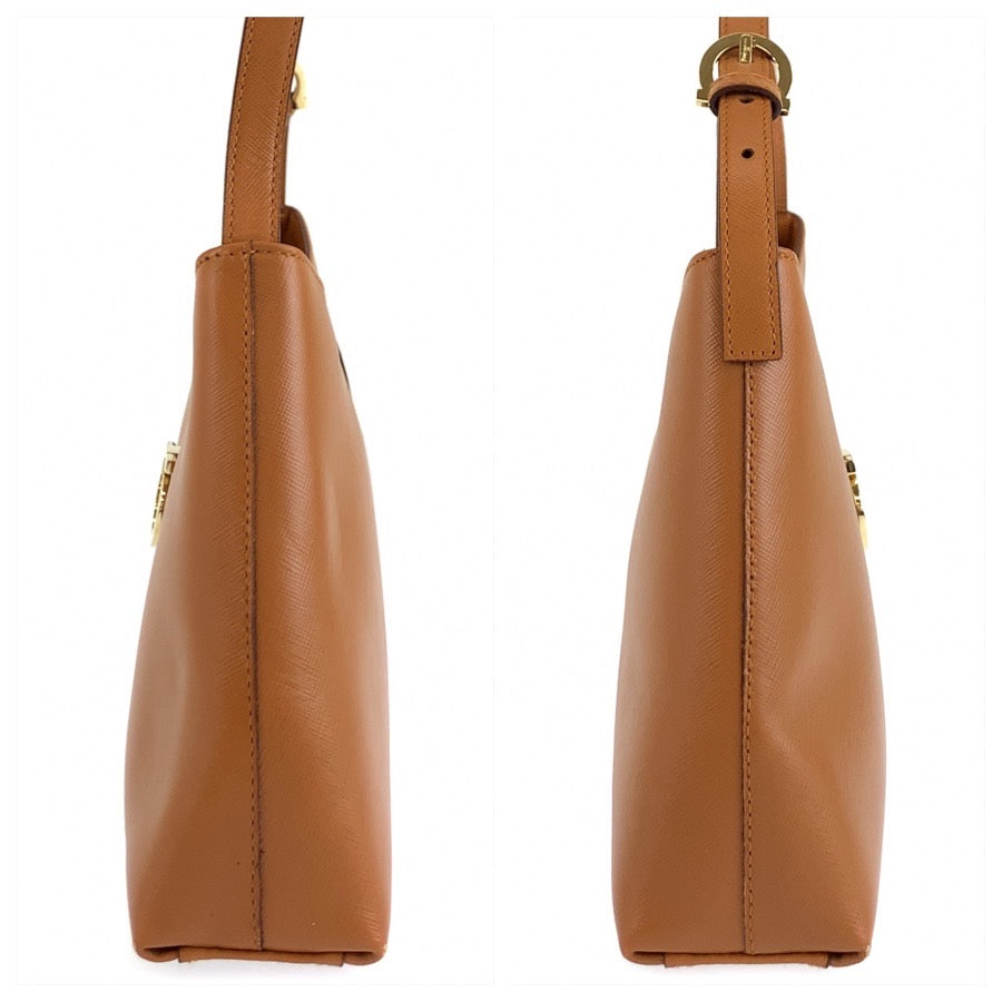 26589
Salvatore Ferragamo サルヴァトーレフェラガモ トリフォリオ ブラウン ゴールド金具 レザー EE-21 2750 ショルダーバッグ レディース ABP29