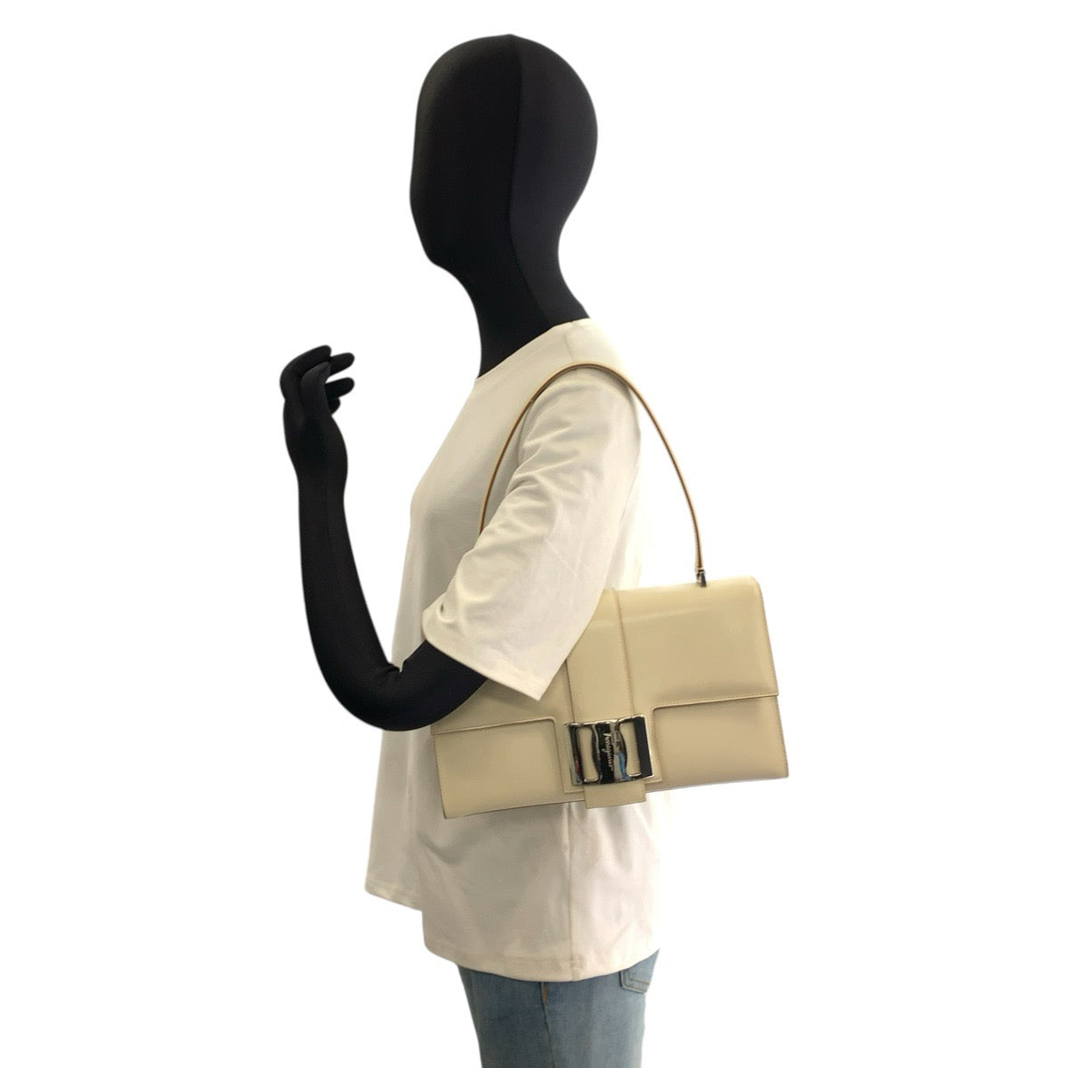 26600
Salvatore Ferragamo サルヴァトーレフェラガモ ヴァラ ベージュ シルバー金具 レザー BA-21 24 05 ショルダーバッグ レディース AB28
