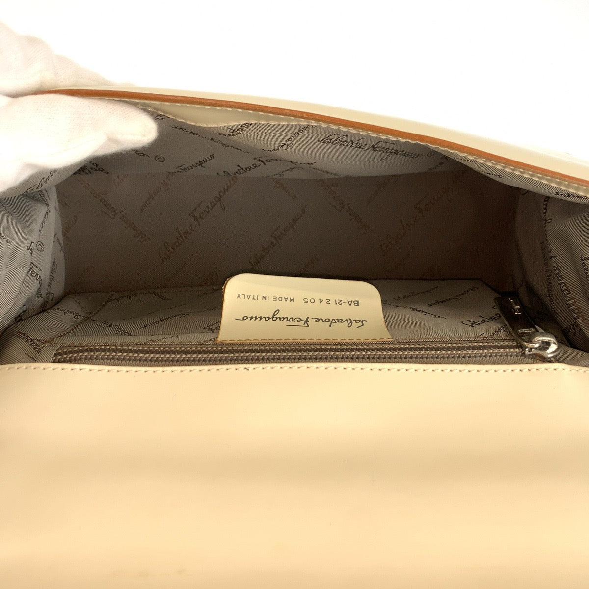 26600
Salvatore Ferragamo サルヴァトーレフェラガモ ヴァラ ベージュ シルバー金具 レザー BA-21 24 05 ショルダーバッグ レディース AB28
