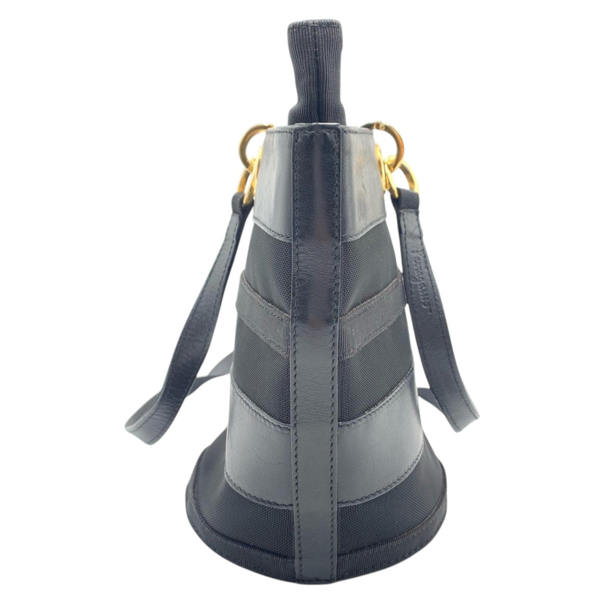26626
Salvatore Ferragamo サルヴァトーレフェラガモ ガンチーニ ブラック 黒 ゴールド金具 ナイロン ショルダーバッグ レディース AB23