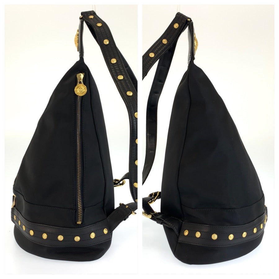 26646
VERSACE ヴェルサーチ サンバースト ブラック 黒 ゴールド金具 ナイロン リュックサック バックパック レディース AB33