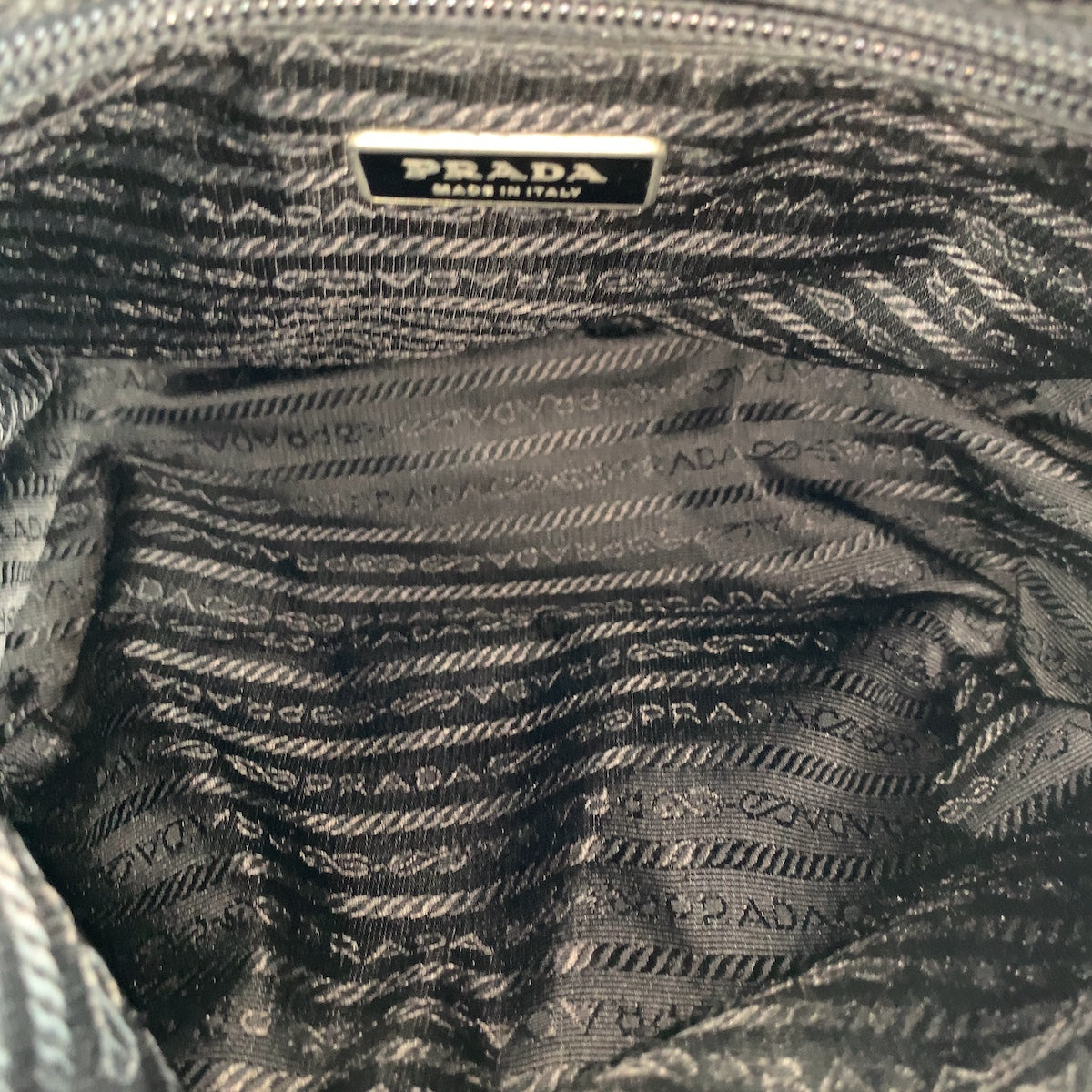26674
PRADA プラダ テスート 三角ロゴプレート ブラック 黒 シルバー金具 ナイロン / レザー ショルダーバッグ メッセンジャーバッグ レディース ABP37