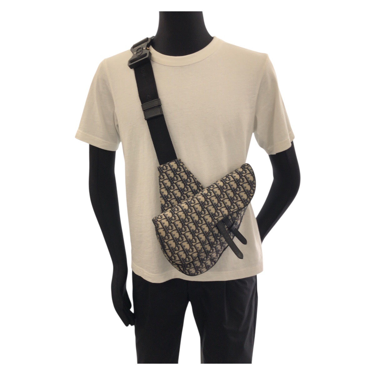 26725
Dior ディオール オブリーク サドル ネイビー ブラック シルバー金具 キャンバス / レザー ボディバッグ バムバッグ メンズ ABP