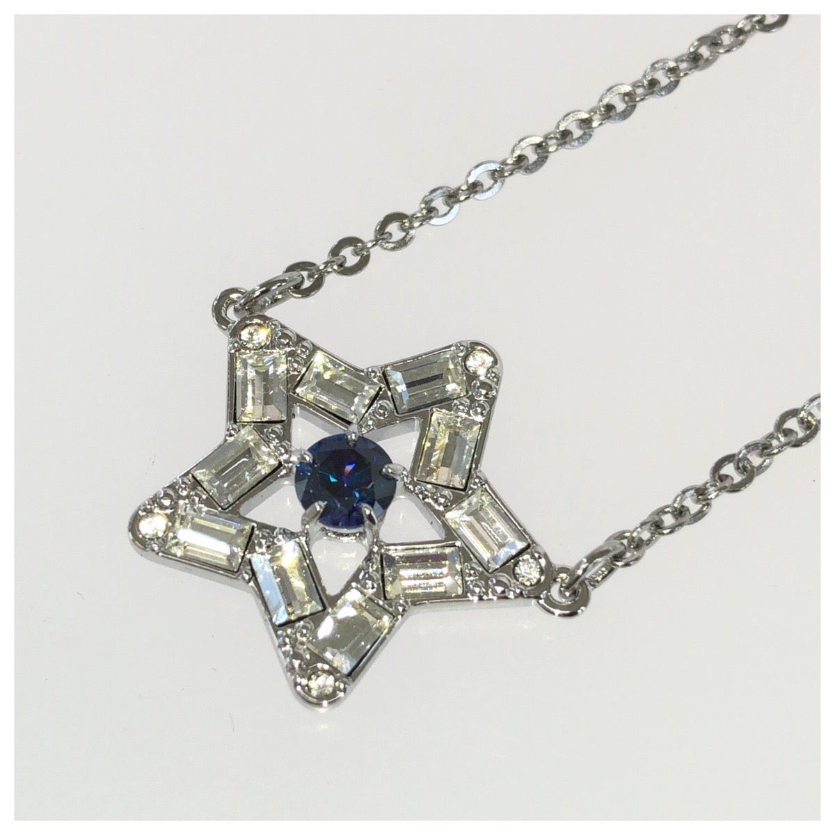 27041
SWAROVSKI スワロフスキー ステラ ペンダント シルバー メタル / クリスタル ネックレス レディース A7