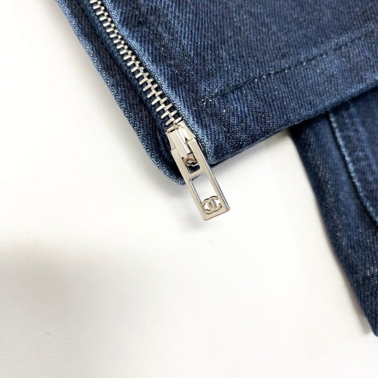 CHANEL シャネル 2016 編み込みデザイン 裾ジップ付き インディゴ コットン P52309 デニムパンツ レディース AB