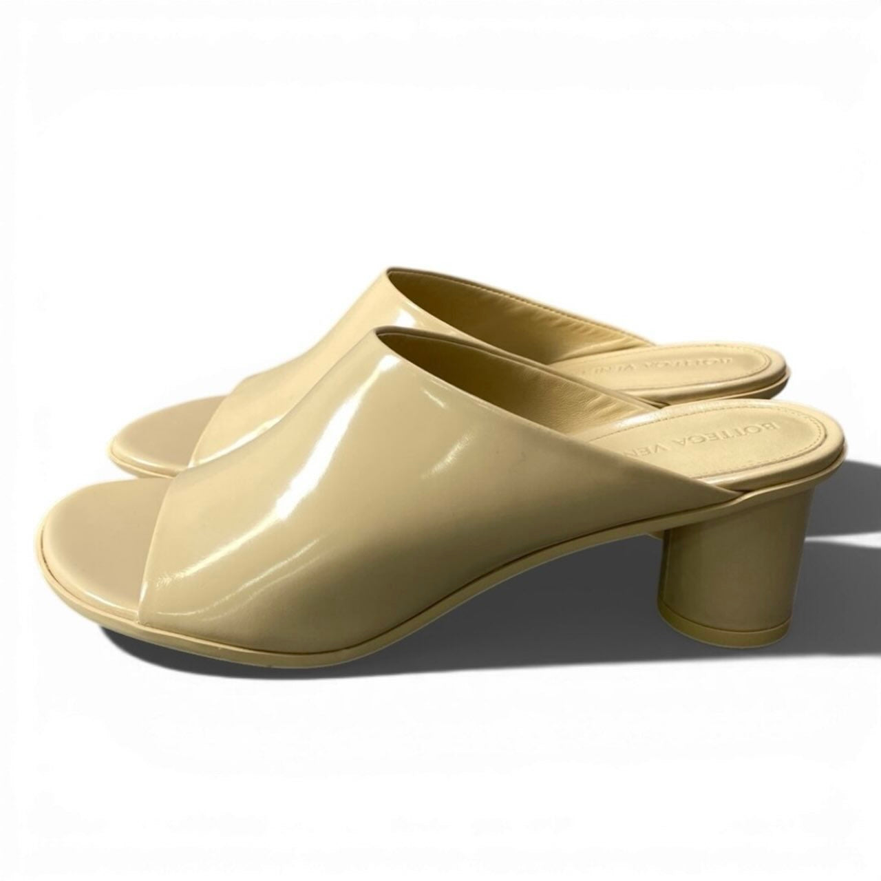 BOTTEGA VENETA ボッテガ・ヴェネタ オープントゥ ベージュ パテントレザー サンダル レディース S