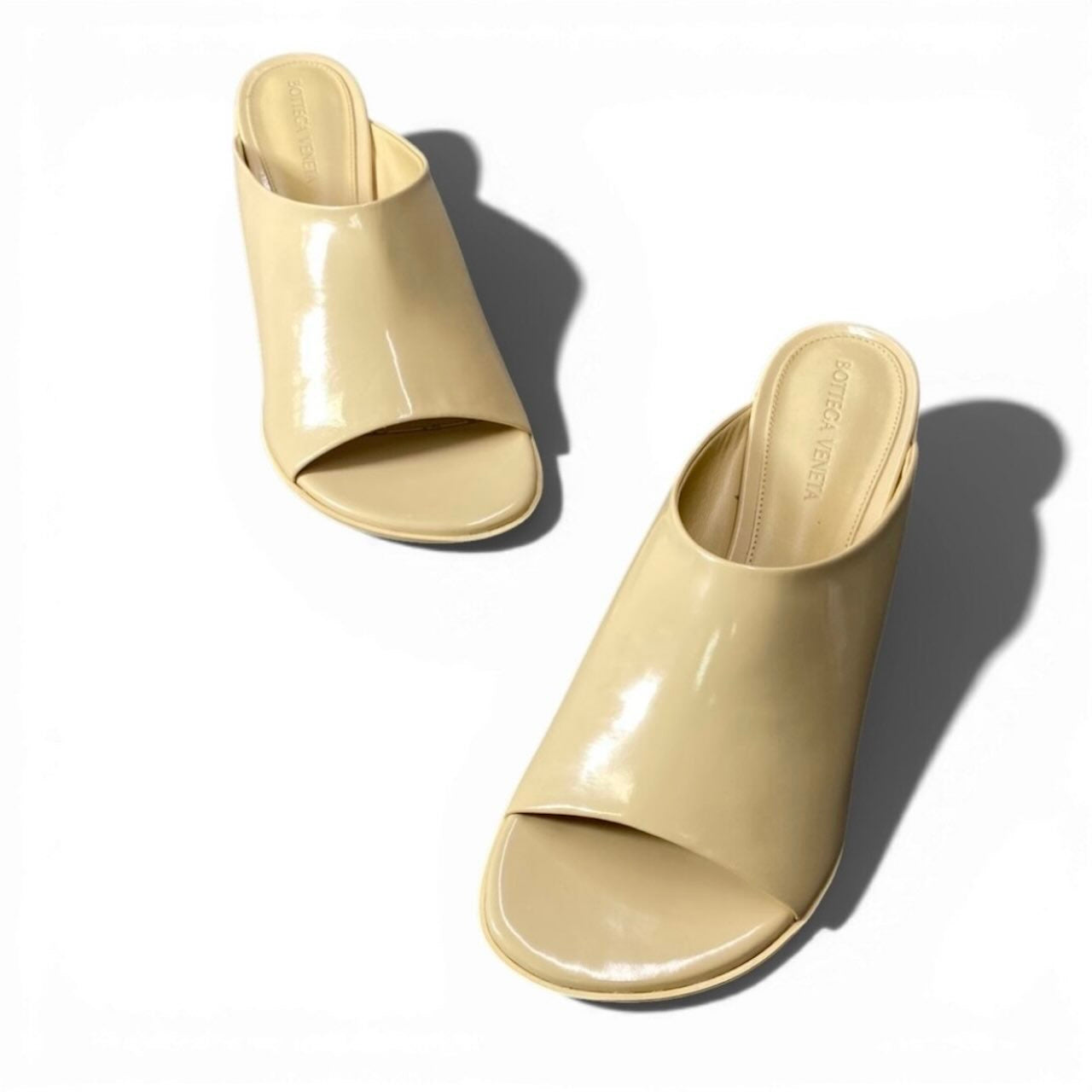 BOTTEGA VENETA ボッテガ・ヴェネタ オープントゥ ベージュ パテントレザー サンダル レディース S