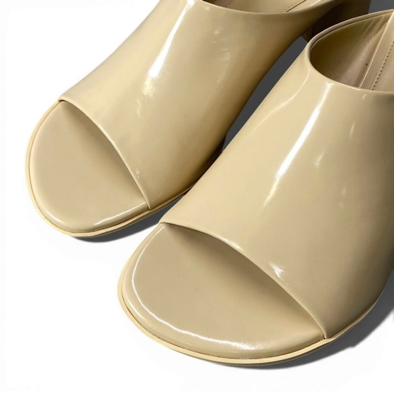 BOTTEGA VENETA ボッテガ・ヴェネタ オープントゥ ベージュ パテントレザー サンダル レディース S