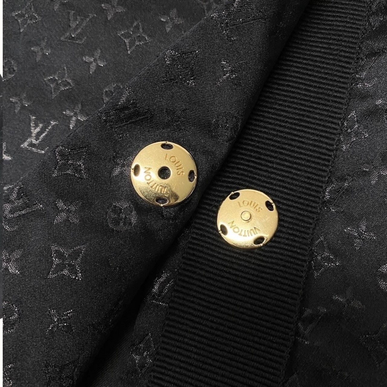 LOUIS VUITTON ルイヴィトン × JW Anderson ALL OVER PRINT SS ブラック シルク / ウール / ポリエステル　羊皮　毛皮 ノーカラーコート レディース AB