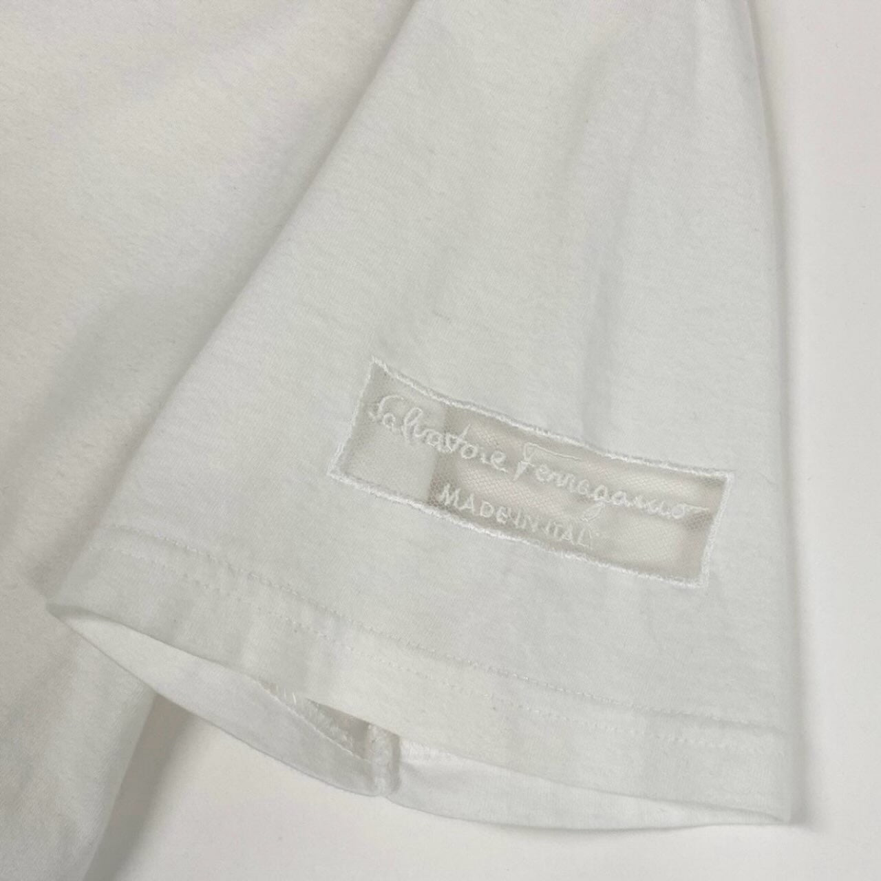 Salvatore Ferragamo サルヴァトーレフェラガモ ブランドロゴ刺繍 Vネック トップスカットソー ホワイト コットン 半袖Ｔシャツ レディース AB