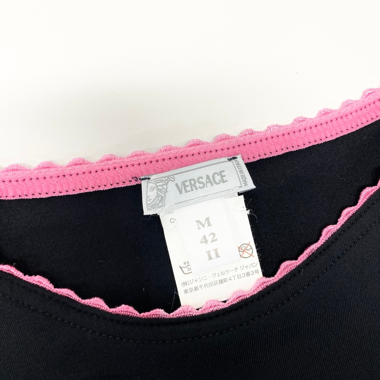 VERSACE ヴェルサーチ ゴシックロゴ ラインストーン レース ブラック ピンク ポリアミド / エラスタン 半袖Ｔシャツ レディース AB