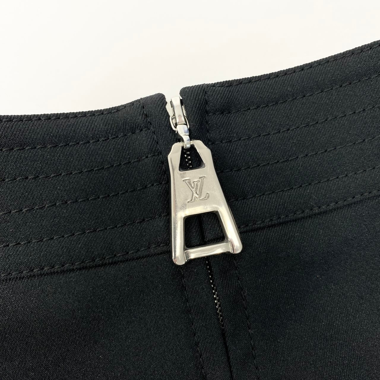 LOUIS VUITTON ルイヴィトン シルバーラージジップ ブラック ミニスカート レディース AB