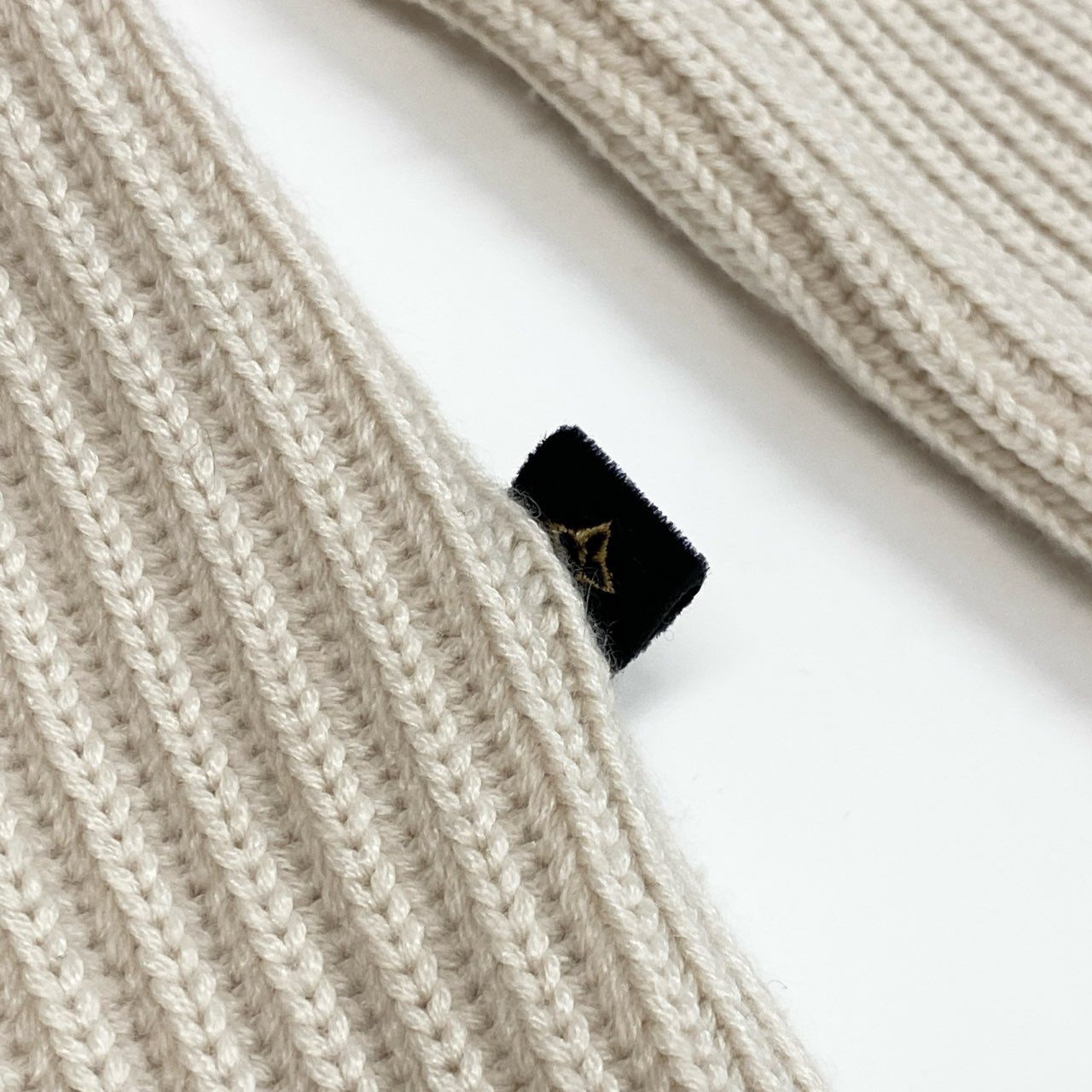 LOUIS VUITTON ルイヴィトン スリット ボトルネックニットセーター モノグラムタブ ホワイト カシミヤ / ウール / シルク セーター レディース ABP
