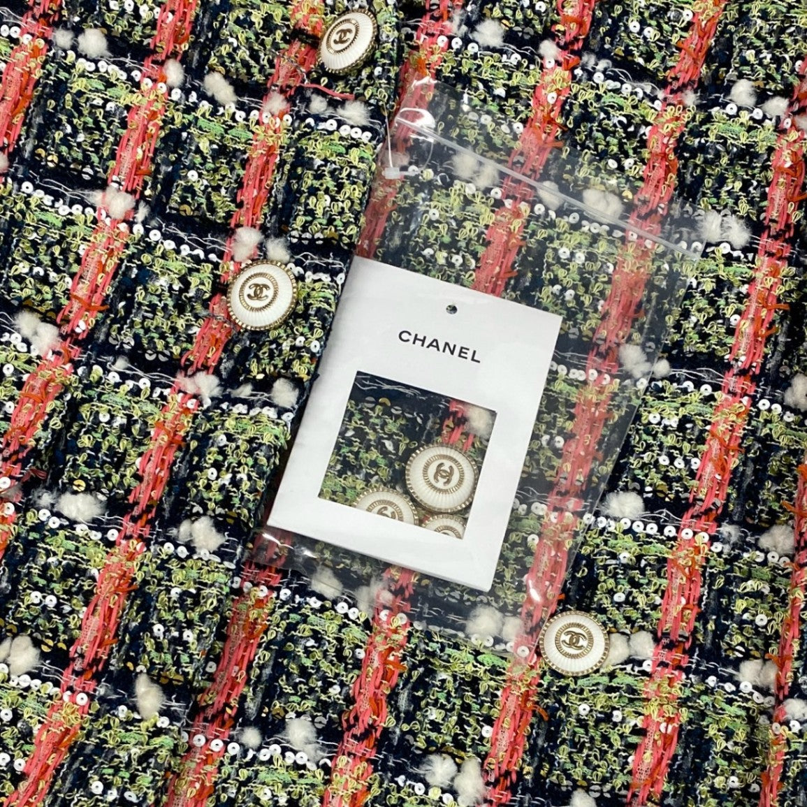 CHANEL シャネル 2020クルーズライン スパンコール混 4Pジャケット ココマークボタン マルチカラー ポリアミド / ポリエステル / コットン シルク ウール P62793 その他アウター レディース SA