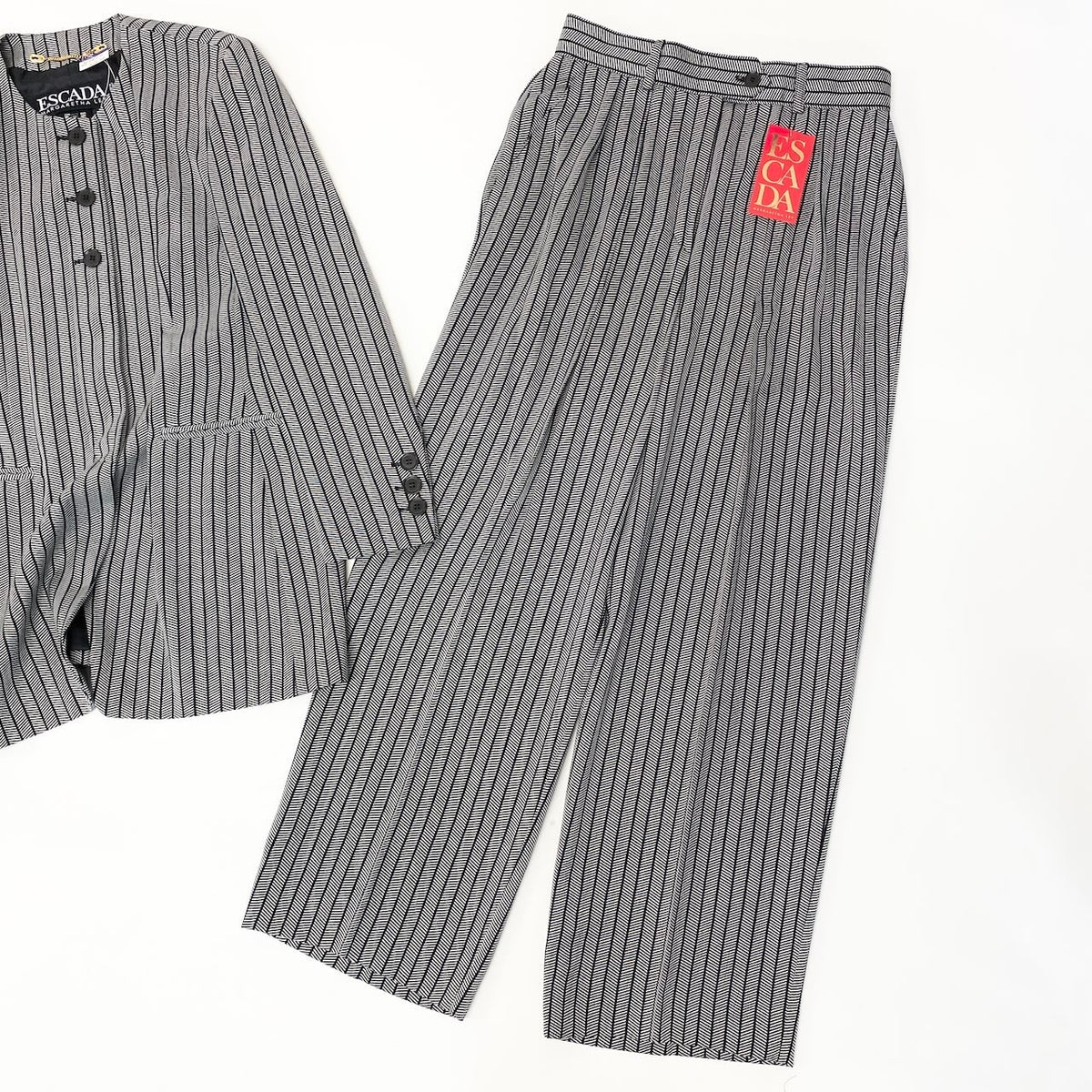 ESCADA エスカーダ パンツスーツ ノーカラー ロングジャケット タックパンツ ストライプ柄 サイズ38 ブラック グレー ウール / シルク / ナイロン セットアップ レディース S