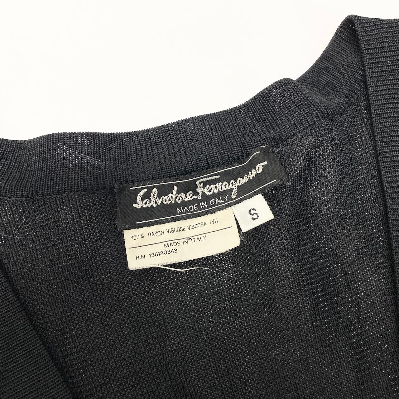 Salvatore Ferragamo サルヴァトーレフェラガモ ロング丈 金ボタンフレアスリーブ ブラック レーヨン シアーニットワンピース レディース ABP