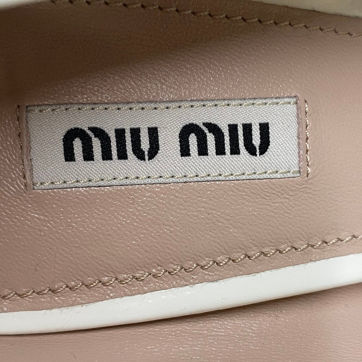 MIUMIU ミュウミュウ チャンキーヒールサンダル シューズ ホワイト ゴールド パテントレザー サンダル レディース ABP