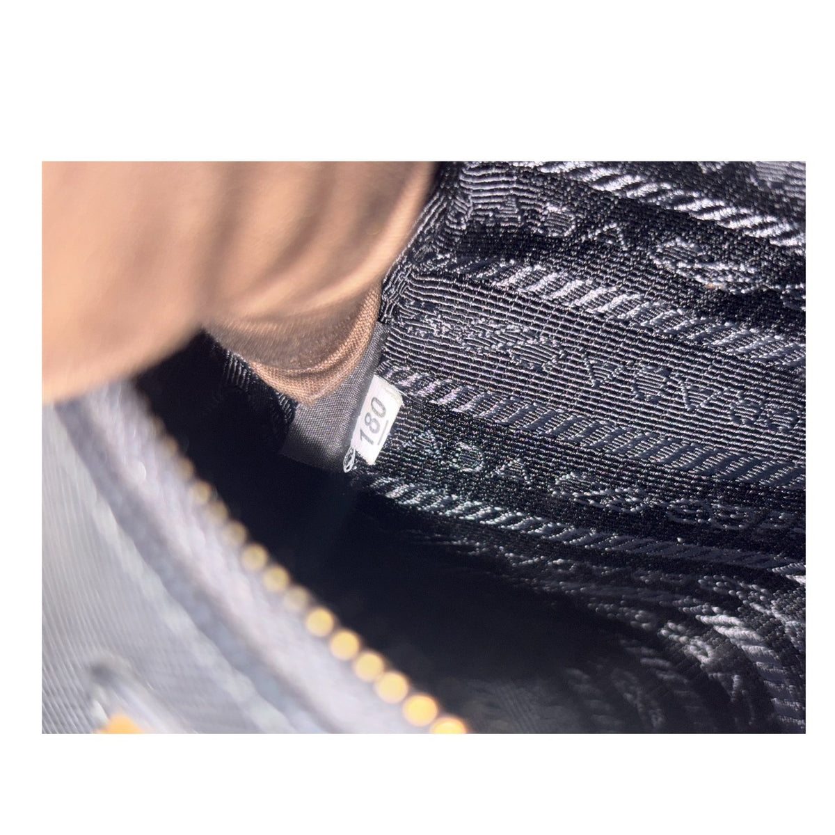 PRADA プラダ サフィアーノ Re-Edition2005 ブラック ゴールド金具 レザー 1BH204‐NZV‐FO632 ショルダーバッグ レディース A
