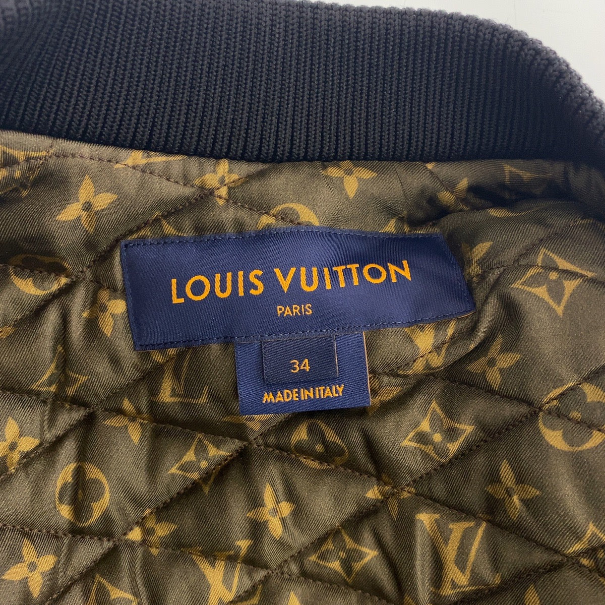 B-104
LOUIS VUITTON ルイヴィトン モノグラム ボンバージャケット サイズ34 ブラック 黒 ゴールド金具 ポリエステル / シルク RW221B FLX FMOW ナイロンジャケット ライダースジャケット  レディース