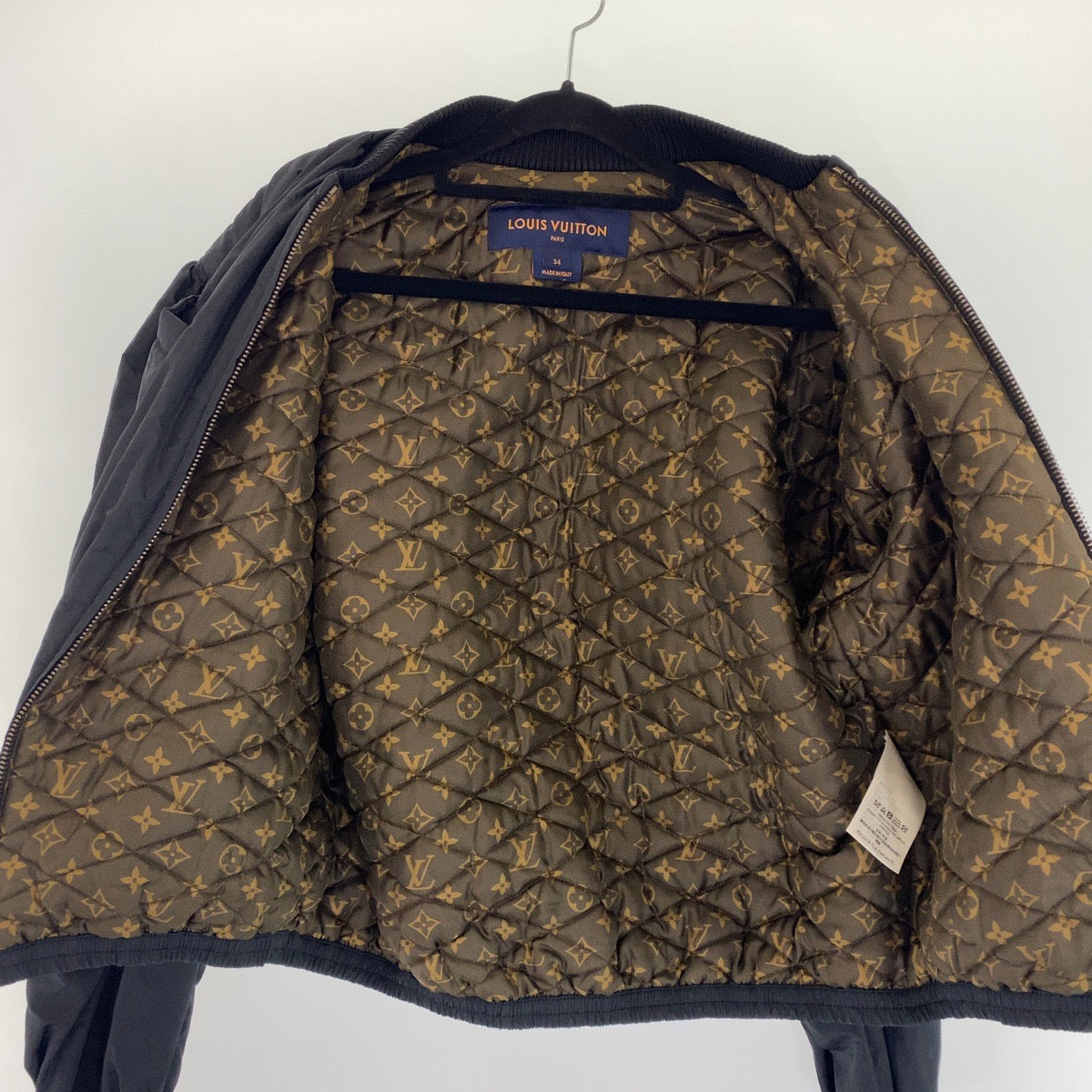 B-104
LOUIS VUITTON ルイヴィトン モノグラム ボンバージャケット サイズ34 ブラック 黒 ゴールド金具 ポリエステル / シルク RW221B FLX FMOW ナイロンジャケット ライダースジャケット  レディース