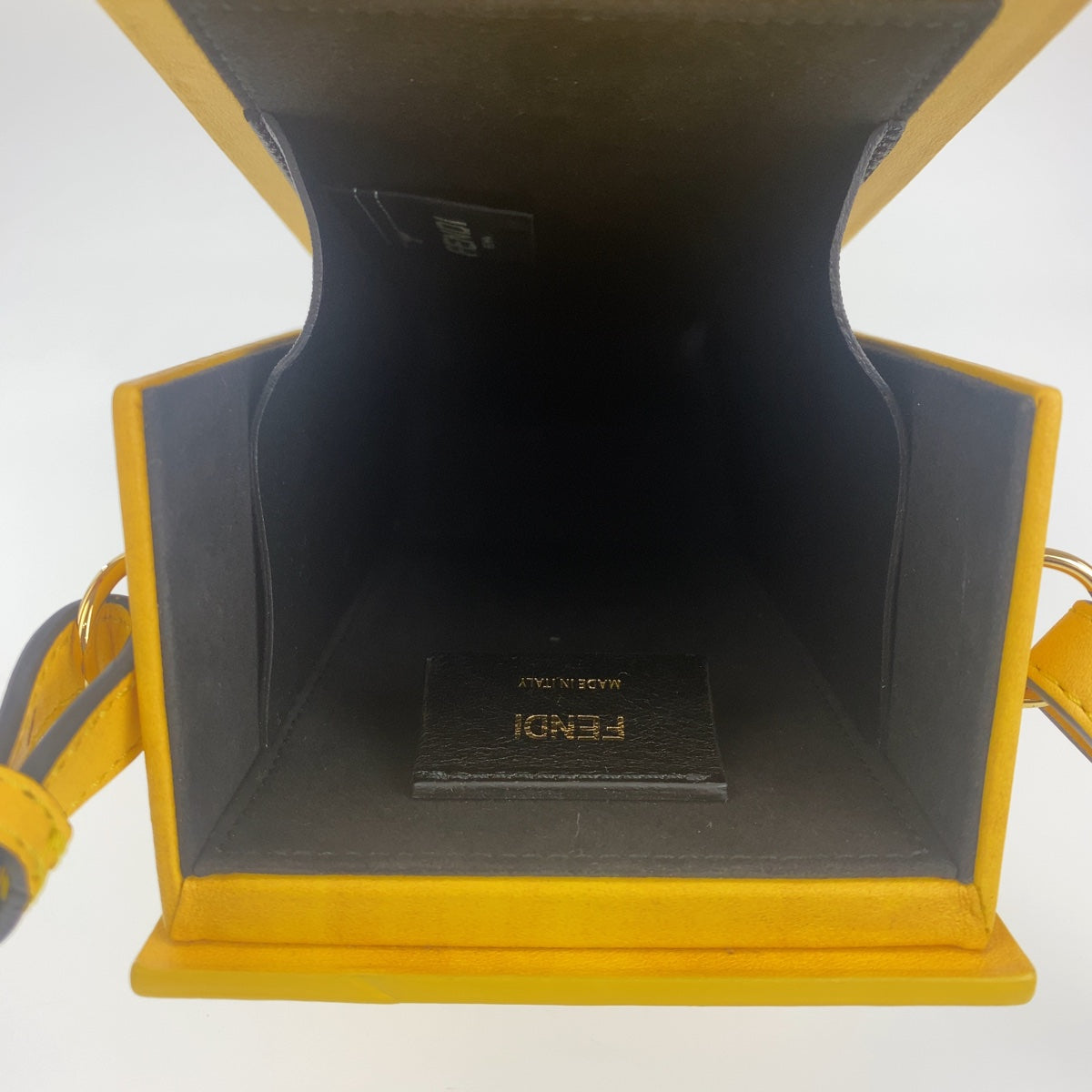 FENDI フェンディ ボックス型 イエロー 黄 ゴールド金具 レザー 7VA519-ADP6 ショルダーバッグ 斜め掛けバッグ  レディース