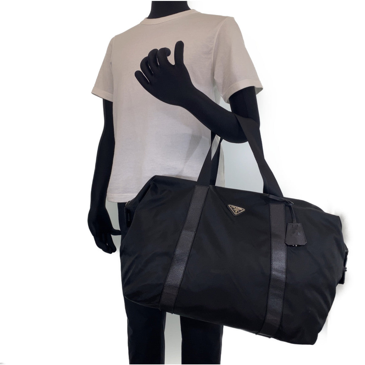 B-113
PRADA プラダ ロゴプレート 男女兼用 ブラック 黒 シルバー金具 ナイロン ボストンバッグ 旅行バッグ  メンズ